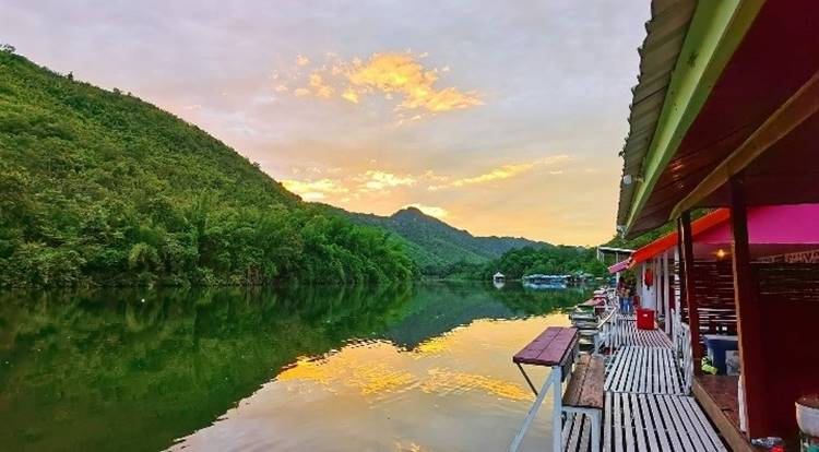 แพเมืองกาญลำน้ำแควหมาพักได้