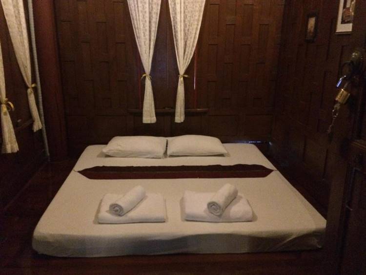 บ้านเรือนไทยอัมพวาน้องหมาพักได้