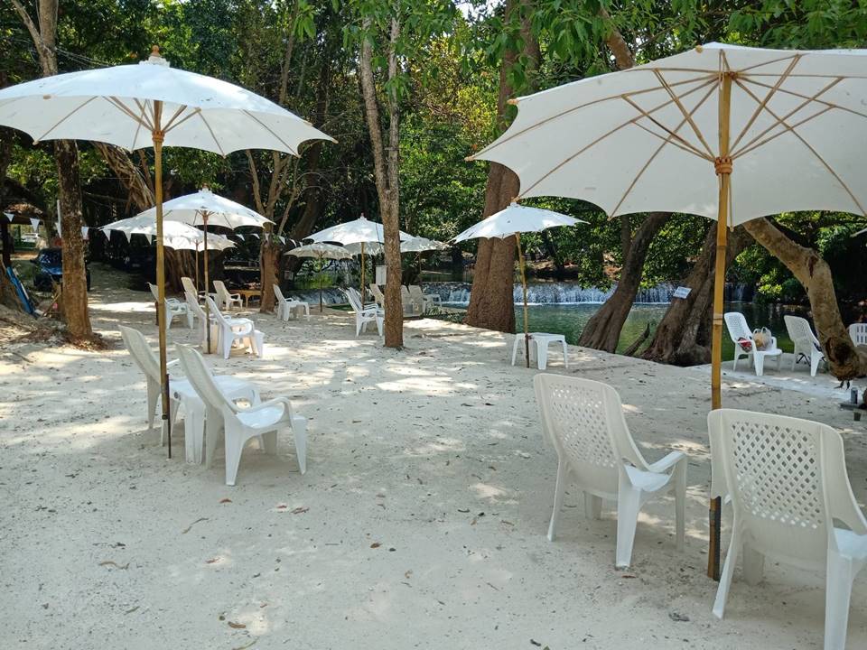 ลานกางเต็นท์ติดน้ำตกหมาพักได้