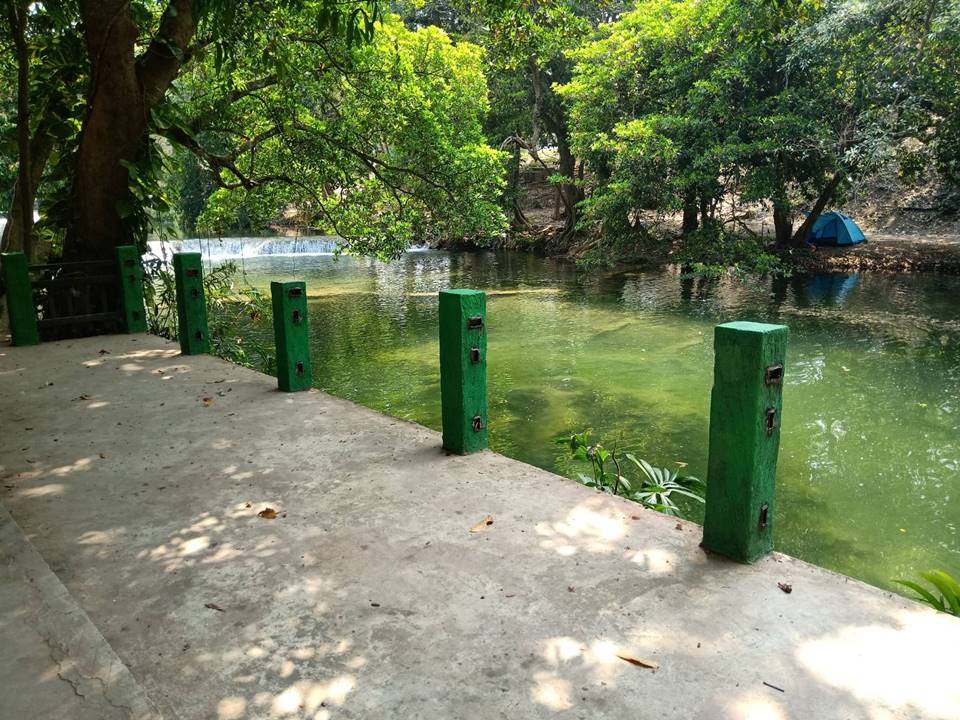 ลานกางเต็นท์ติดน้ำตกหมาพักได้