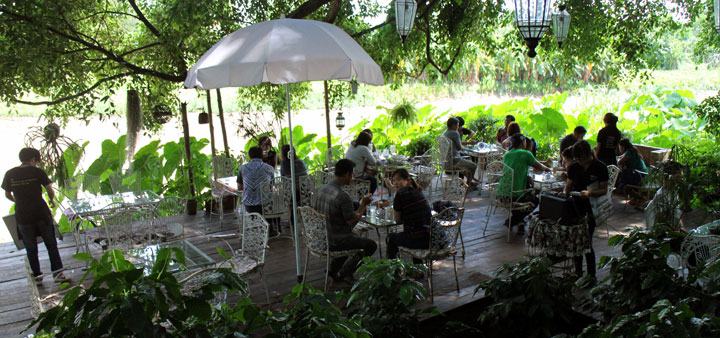 ร้านกาแฟชีวิตธรรมดา ริมแม่น้ำกก เชียงราย น้องหมาเข้าได้